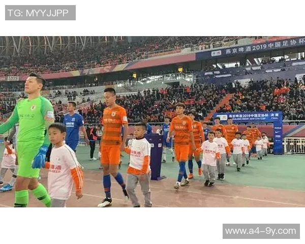 李新翔伤愈随海港队赴迪拜冬训晒照展现团队精神